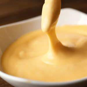 Warme, hausgemachte Käsesauce