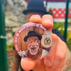 Leopoldauer Alm Kühlschrank Magnet “Griaß euch de Madln, Servas die Buam”